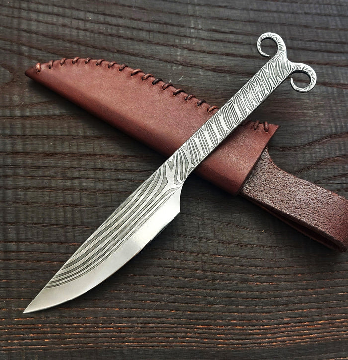 Premium Pattern-Welded Ram's Horns Knife, Cognac Brown Sheath